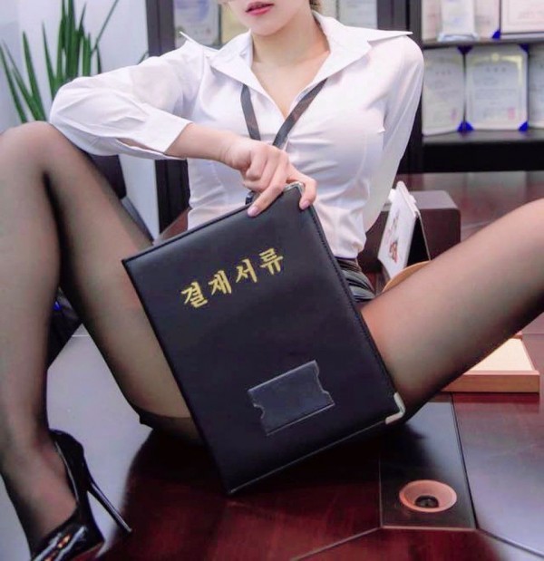 決裁書類女