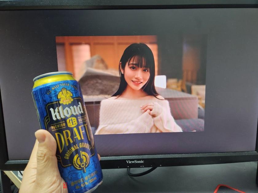 彼女とビールを一杯飲んでるところ。