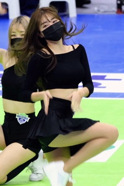 Off-solder black skirt Ahn Jihyun cheerleader