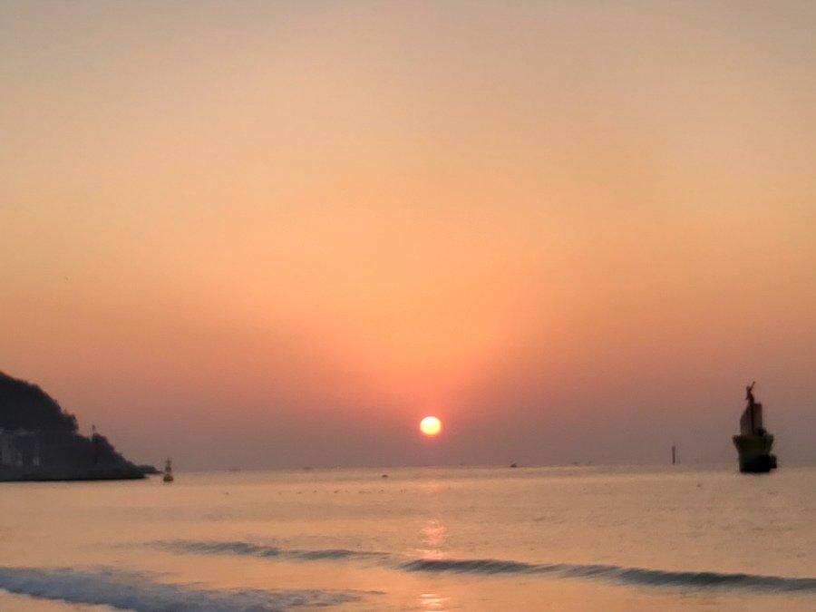 今年初めての日の出、現時刻釜山海雲台jpg