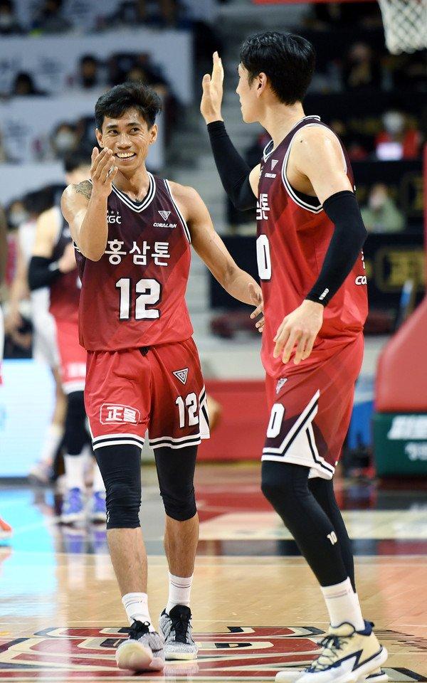 韓国バスケットボールを食いしばっているフィリピン人傭兵