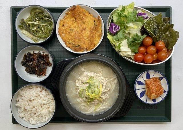 ネイバー7000ウォンの構内食堂の食卓職員に食事代毎食7000ウォンを支援し、事実上無料