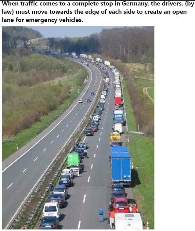 독일에서 도로 정체가 일어나면 보이는 풍경.jpg