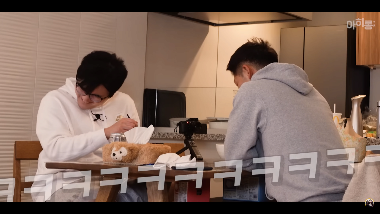 일본인 친구 초대해서 자기만 돌솥 비빔밥 먹은 유튜버.jpg