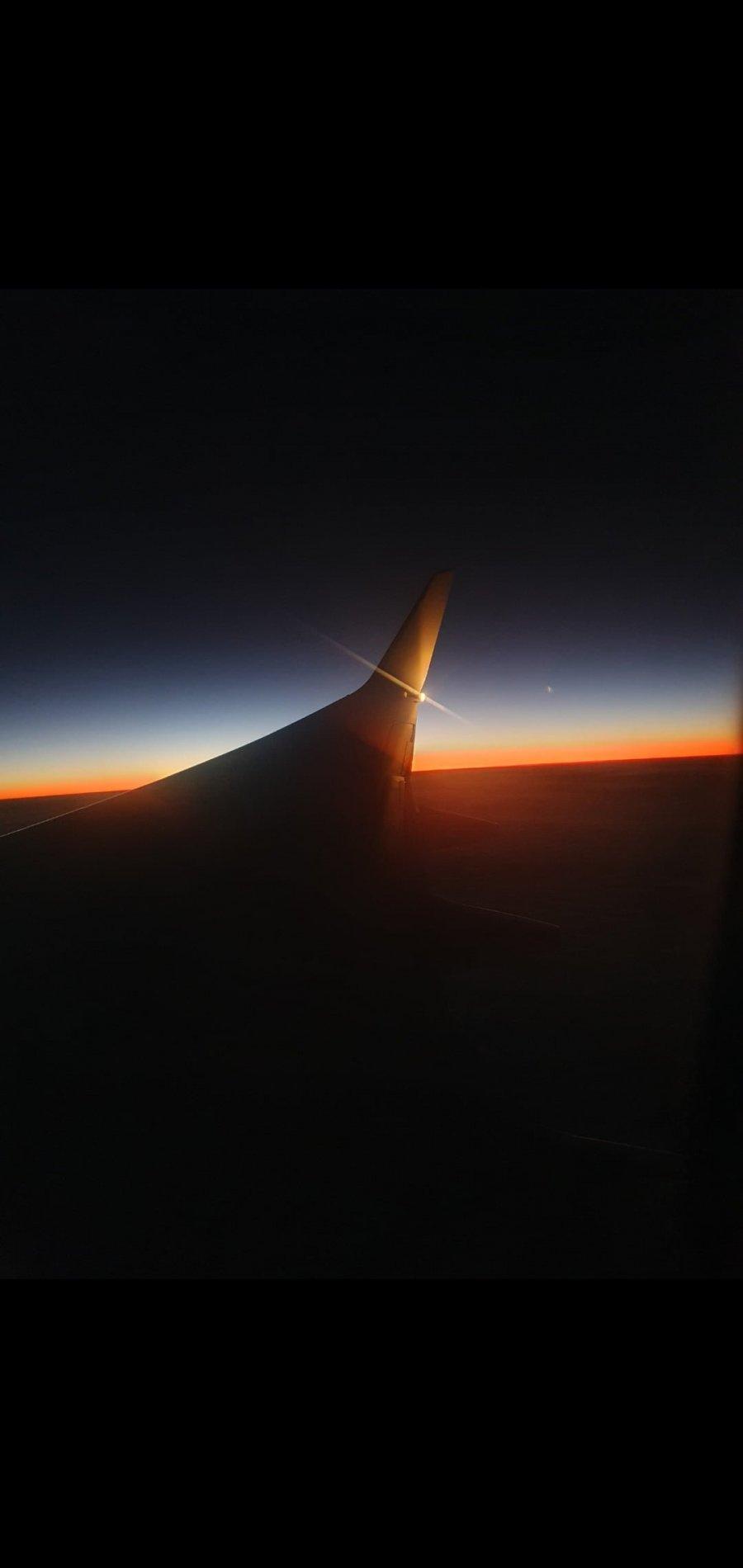 夜明けの飛行機の写真
