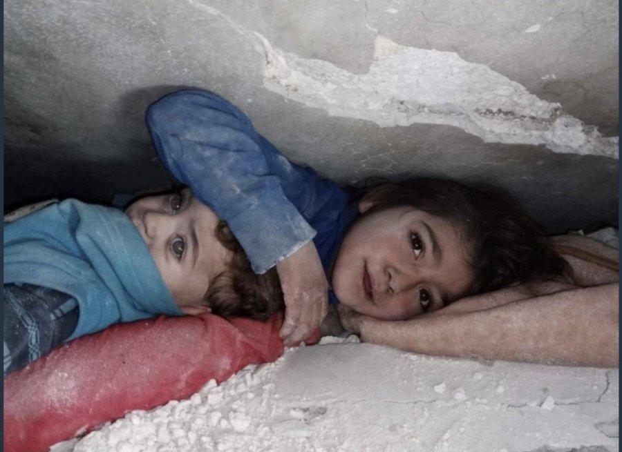 シリア地震で倒壊した建物で弟を守っている10歳の姉jpg