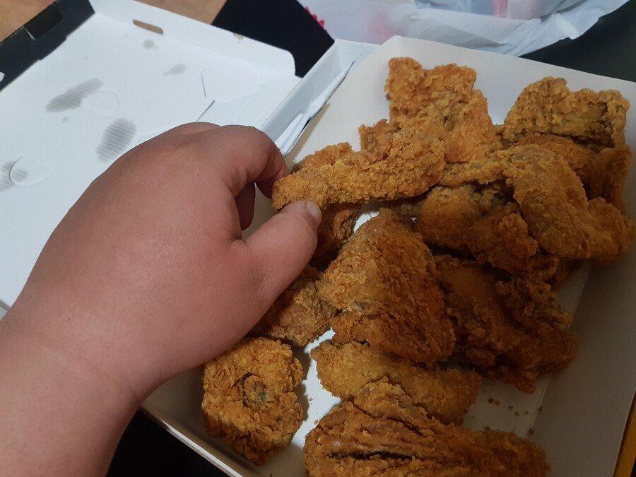 [펌] 요즘 치킨집 닭다리 크기