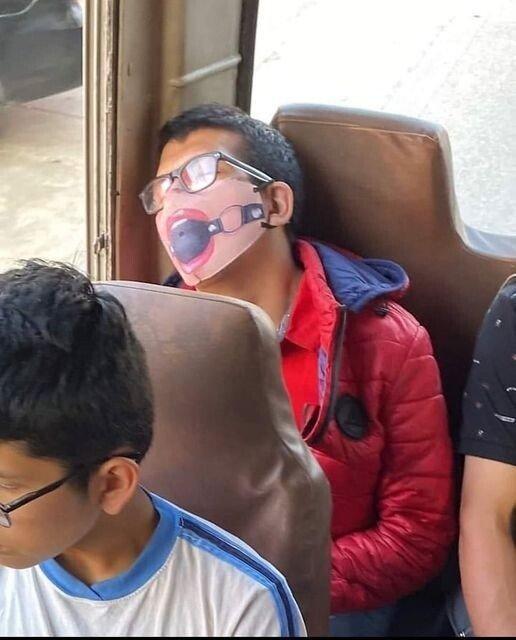 バスでマスクをして寝る学生