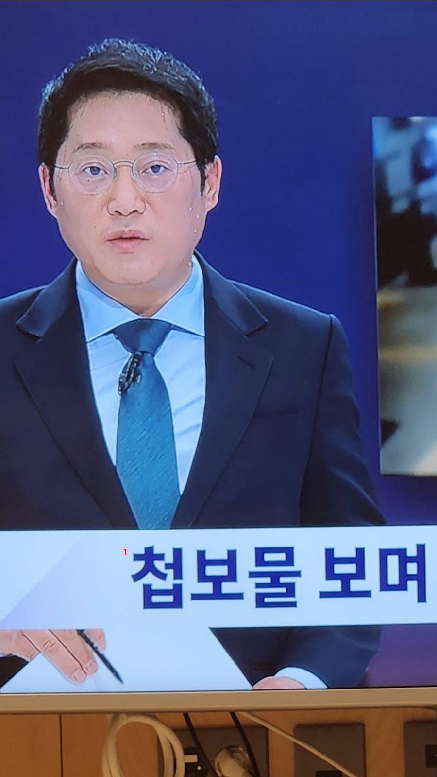 방송중 땀을 비오듯 흘리는 JTBC 앵커
