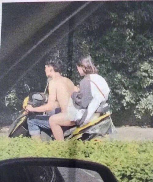 裸でバイクに乗る青年