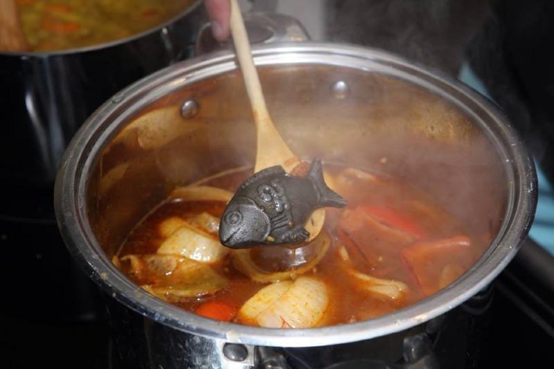 쇠로된 물고기로 찌개 끓이는 캄보디아. jpg