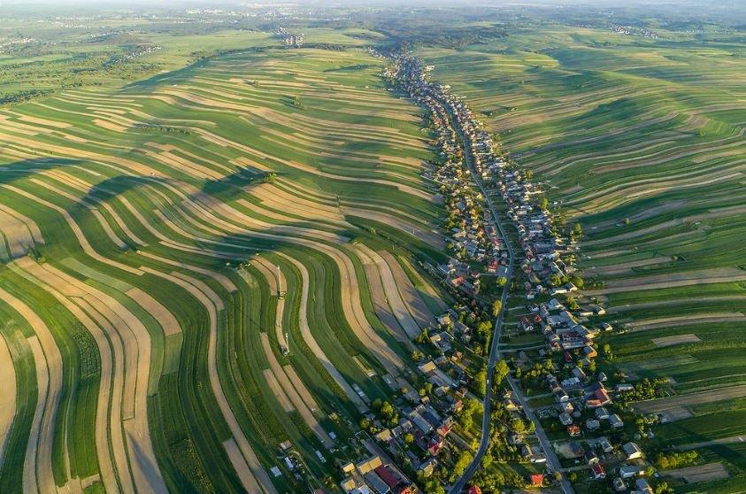 道路を挟んで6000人余りが集まるポーランドの村