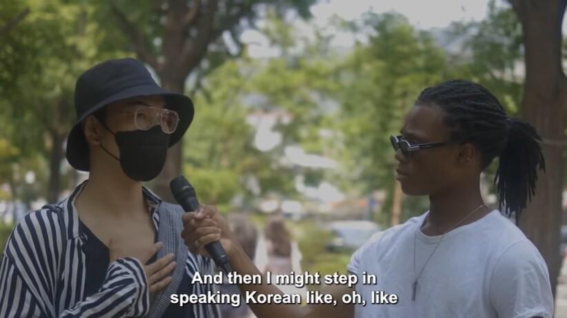 韓国で感じた人種差別について話す外国人
