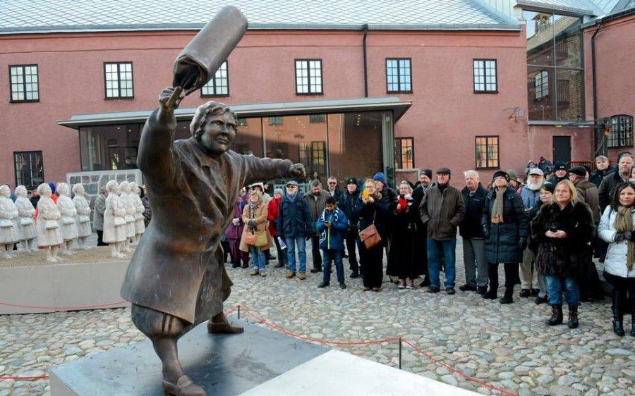 스웨덴의 ''핸드백을 든 여자 동상'' 이야기
