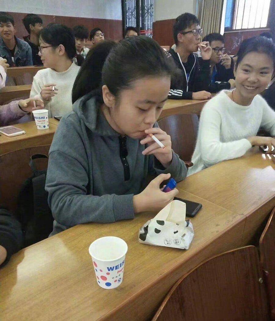강의실에서 담배피는 중국 대학생들 .jpg