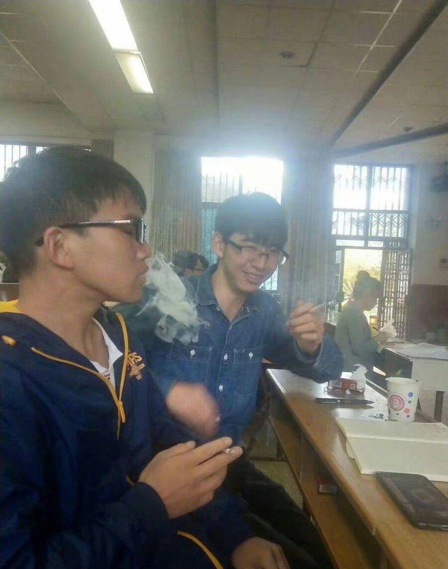 講義室でタバコを吸う中国の大学生たちjpg