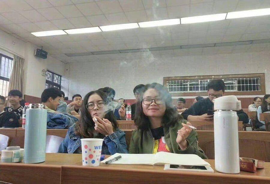 講義室でタバコを吸う中国の大学生たちjpg