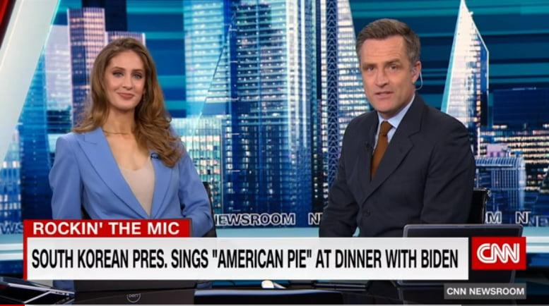 CNN 앵커가 큰 웃음을 참지 못하는 윤석열의 아메리칸 파이.jpg