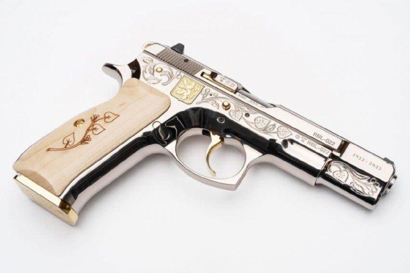 チェコ大統領からゼレンスキー大統領への拳銃の贈り物