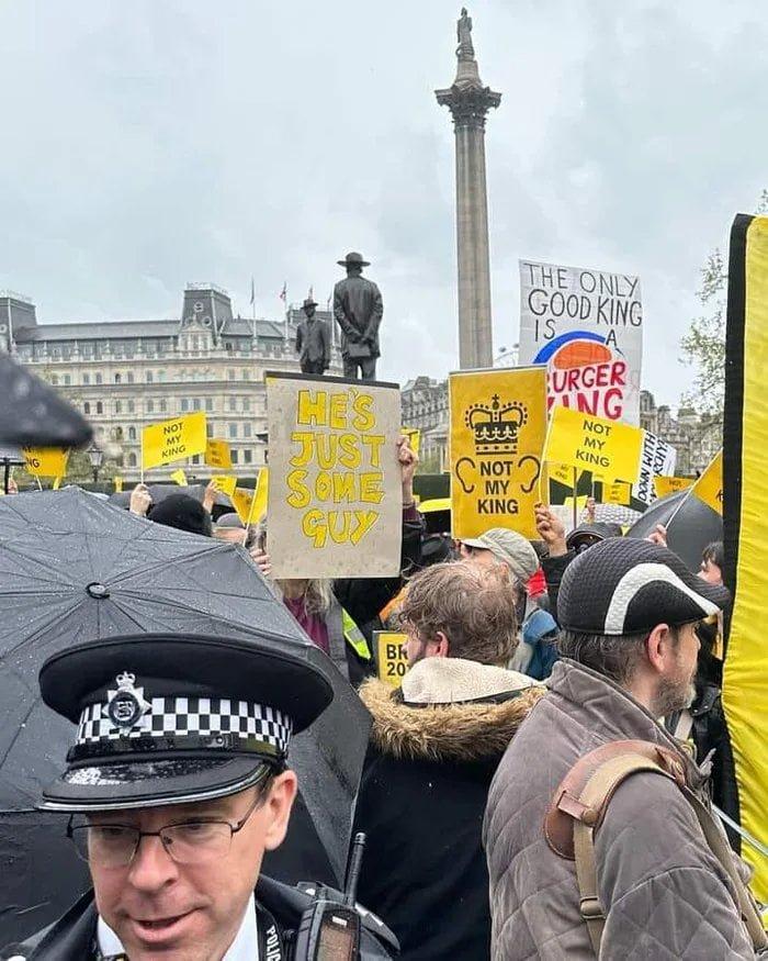 런던에서 벌어진 찰스 즉위 반대 시위