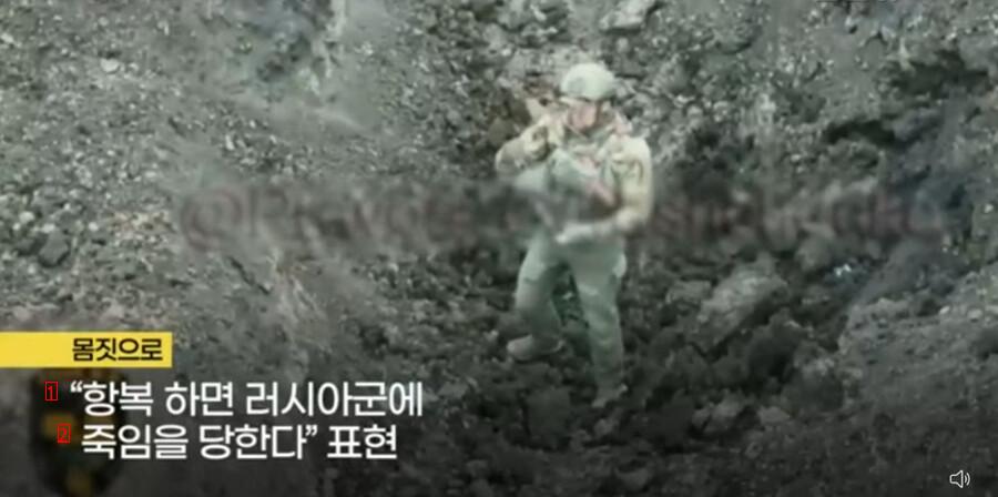 우크라이나 군에게 제발 목숨만 살려달라고 비는 러시아 병사..........jpg