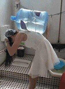 シャワーなしで髪を洗う中国人女性