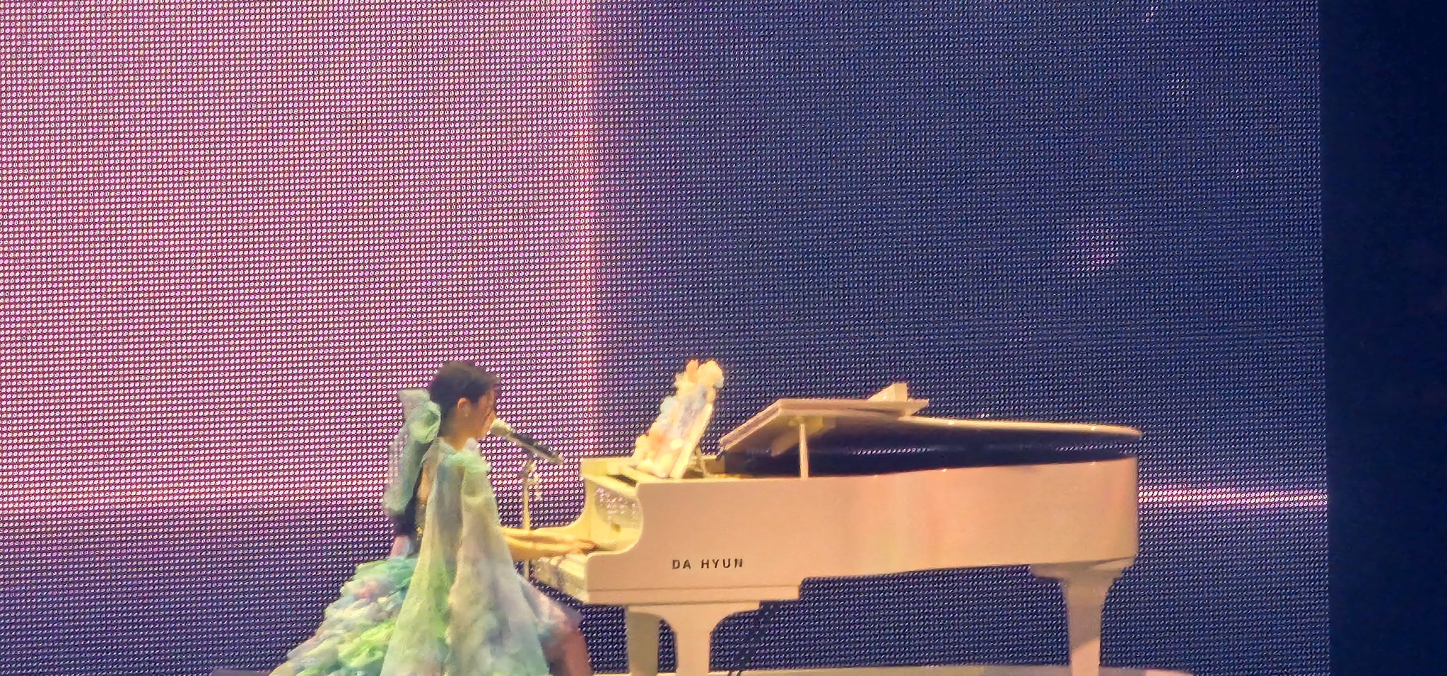 무대에서 피아노 치며 노래 부르는 트와이스 다현