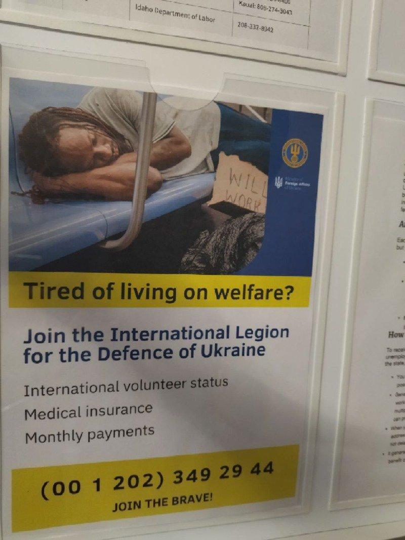 アメリカの地下鉄に貼られたウクライナ人傭兵募集ポスター