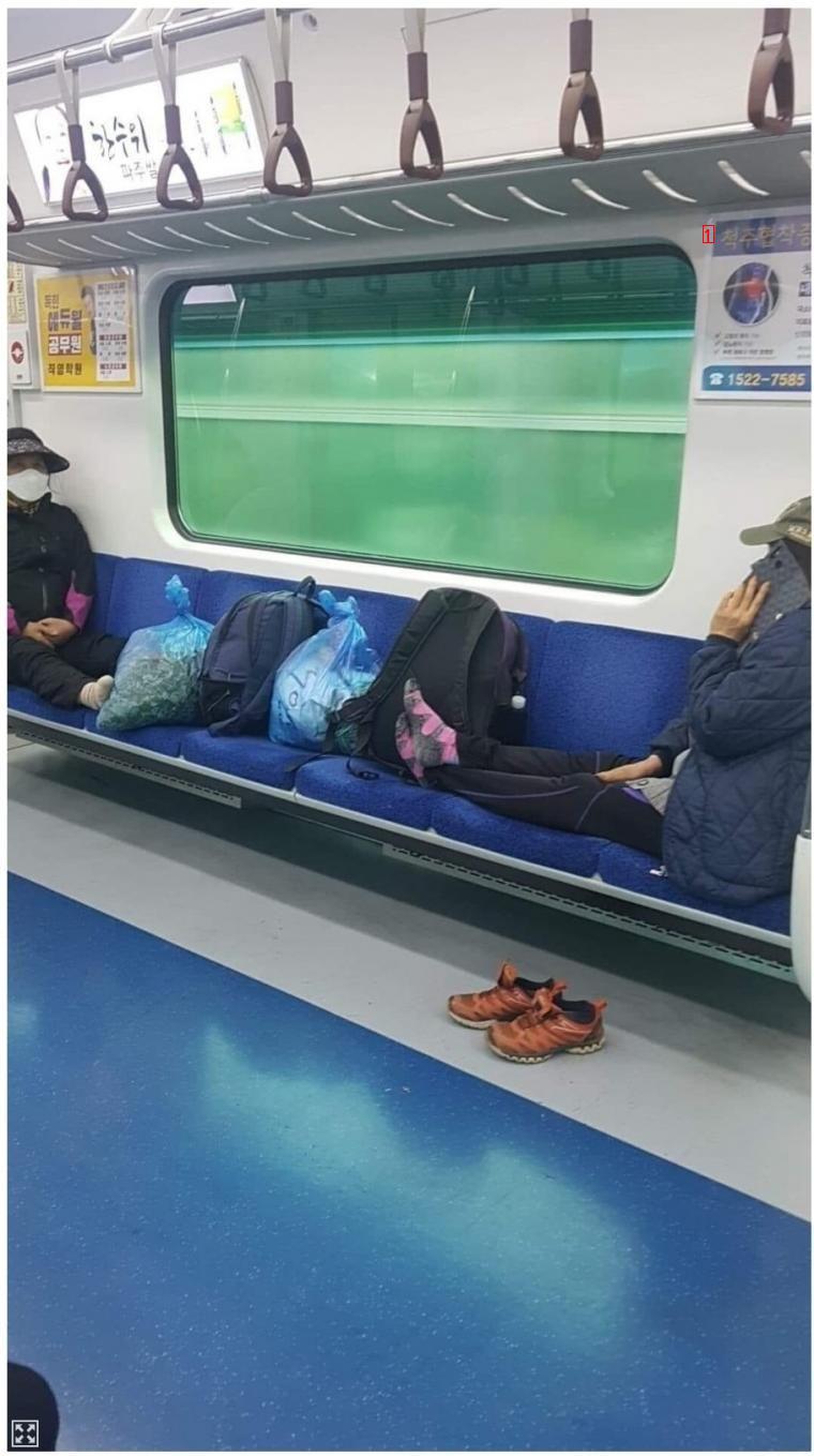 地下鉄で強制2人席を作ったおばあさんたち