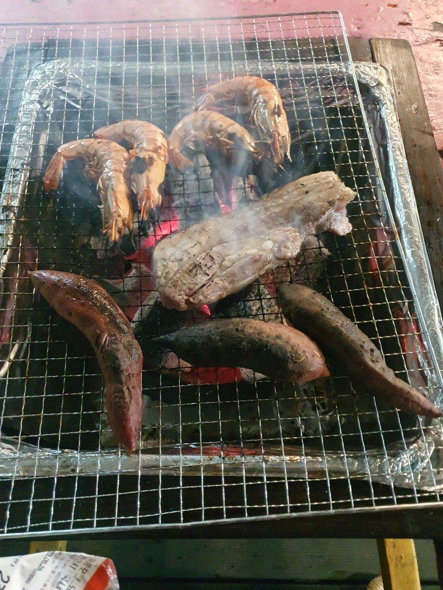 今日ペンションで肉を焼いて食べた写真jpg