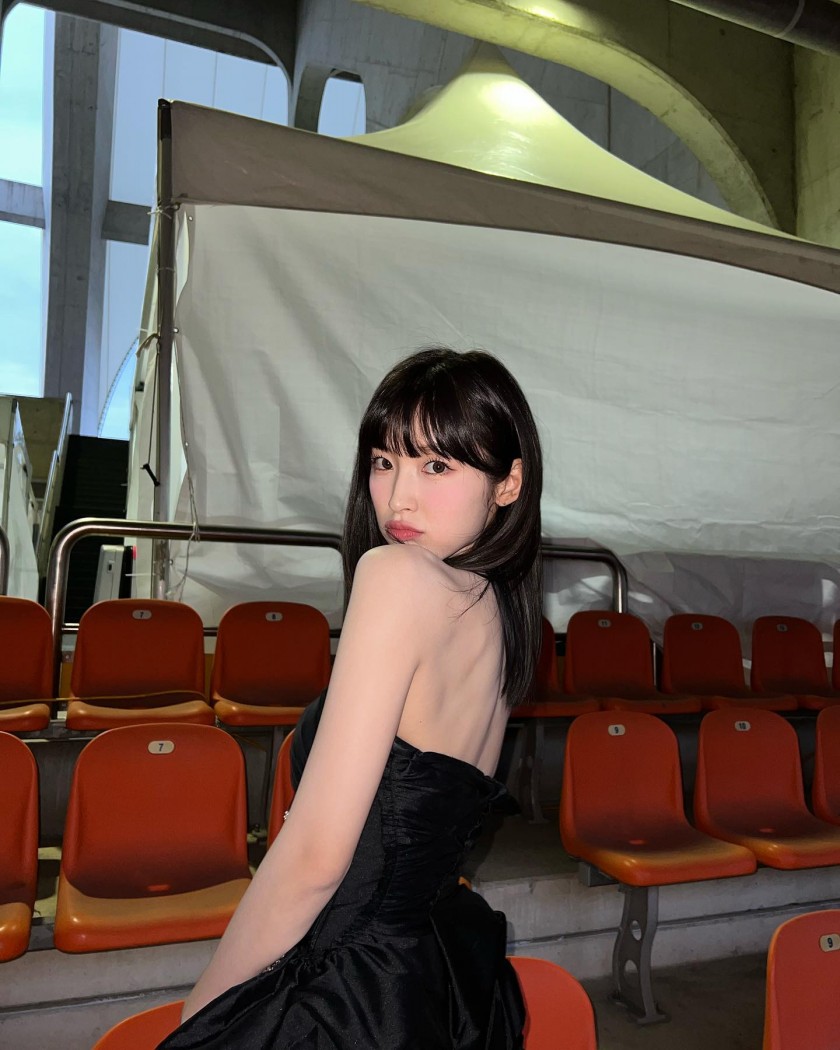 [오마이걸] 아린 인스타_오프숄더 드레스