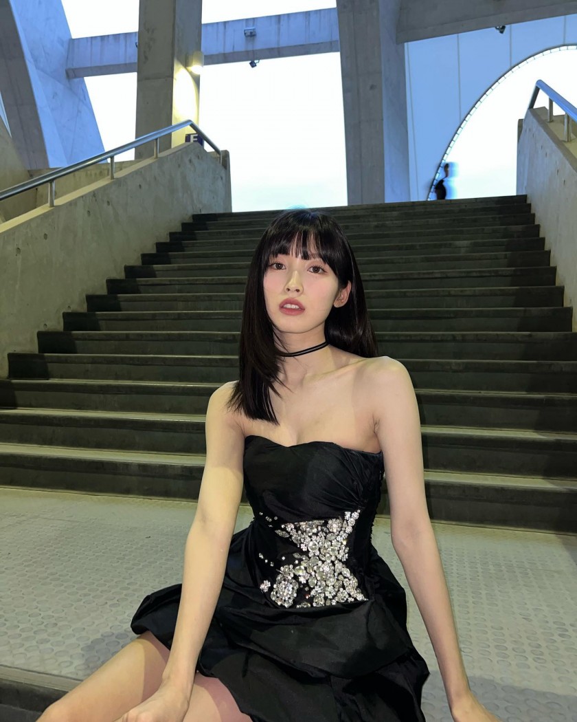 [오마이걸] 아린 인스타_오프숄더 드레스