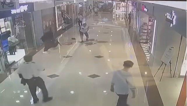 嫌主義香港ショッピングモール「聞かないで殺人事件」jpg