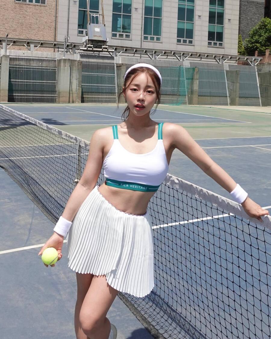 最近近所の公園に行くとよく見かけるテニス女jpg