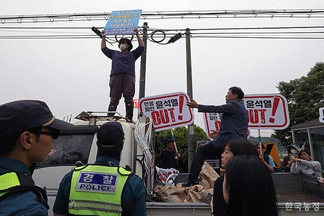 윤석열의 모내기 행사에서 600m 떨어진 곳의 농민들의 시위 모습
