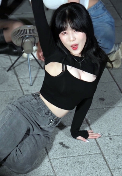 블랙 민소매 가슴골 댄스팀 클락 지은 홍대 버스킹