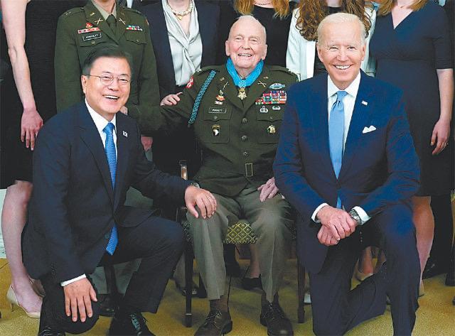 韓国大統領と写真を撮る米韓国戦争参戦勇士の表情