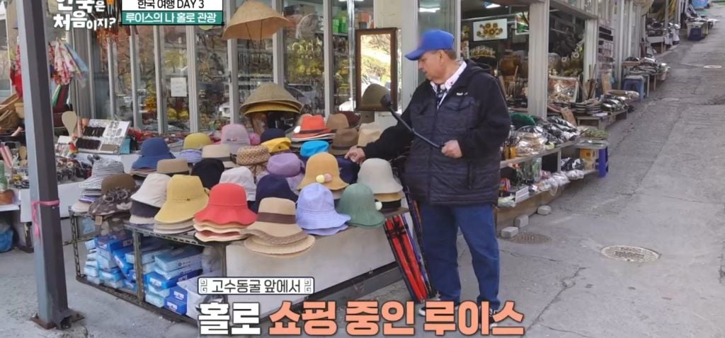룰을 깨고 혼자있는 출연자랑 놀아준 한국여행프로 제작진