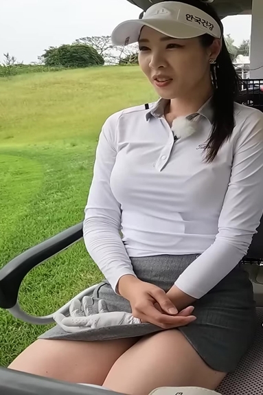 ゴルフをするシン·スジ