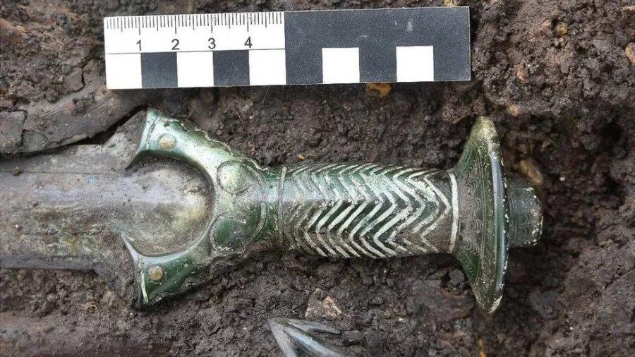 ヨーロッパで祝福された9青銅剣発見 ぶるぶるjpg