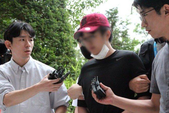 비행기 난동 19세男 돌발행동…취재진 앞 마스크 내리고 한 말