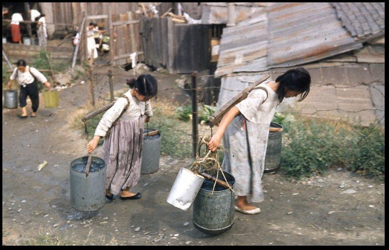 70年前 水を汲んで運ぶ子供たち jpg