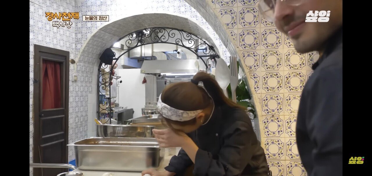 ナポリ韓国料理店の最終日、アルバイトを考えて嗚咽してしまったユリ