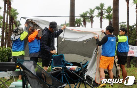 気持ちがすっきりした···済州海水浴場のテントが消えた