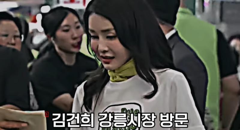 수조물 대신 오징어 먹방하는 여자