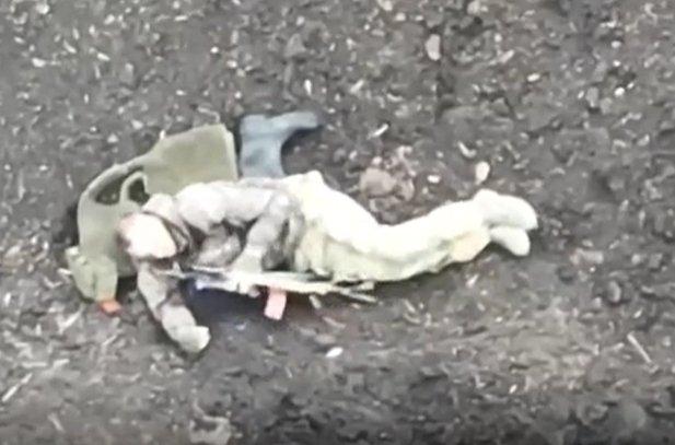 [혐] 우크라이나군 드론 격추 시도한 러시아군 병사