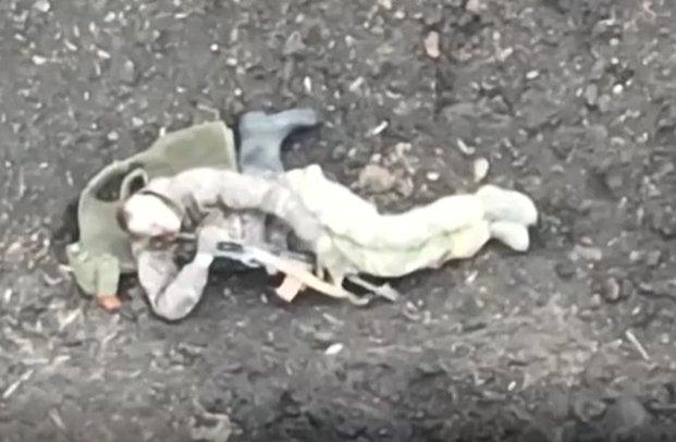 [혐] 우크라이나군 드론 격추 시도한 러시아군 병사