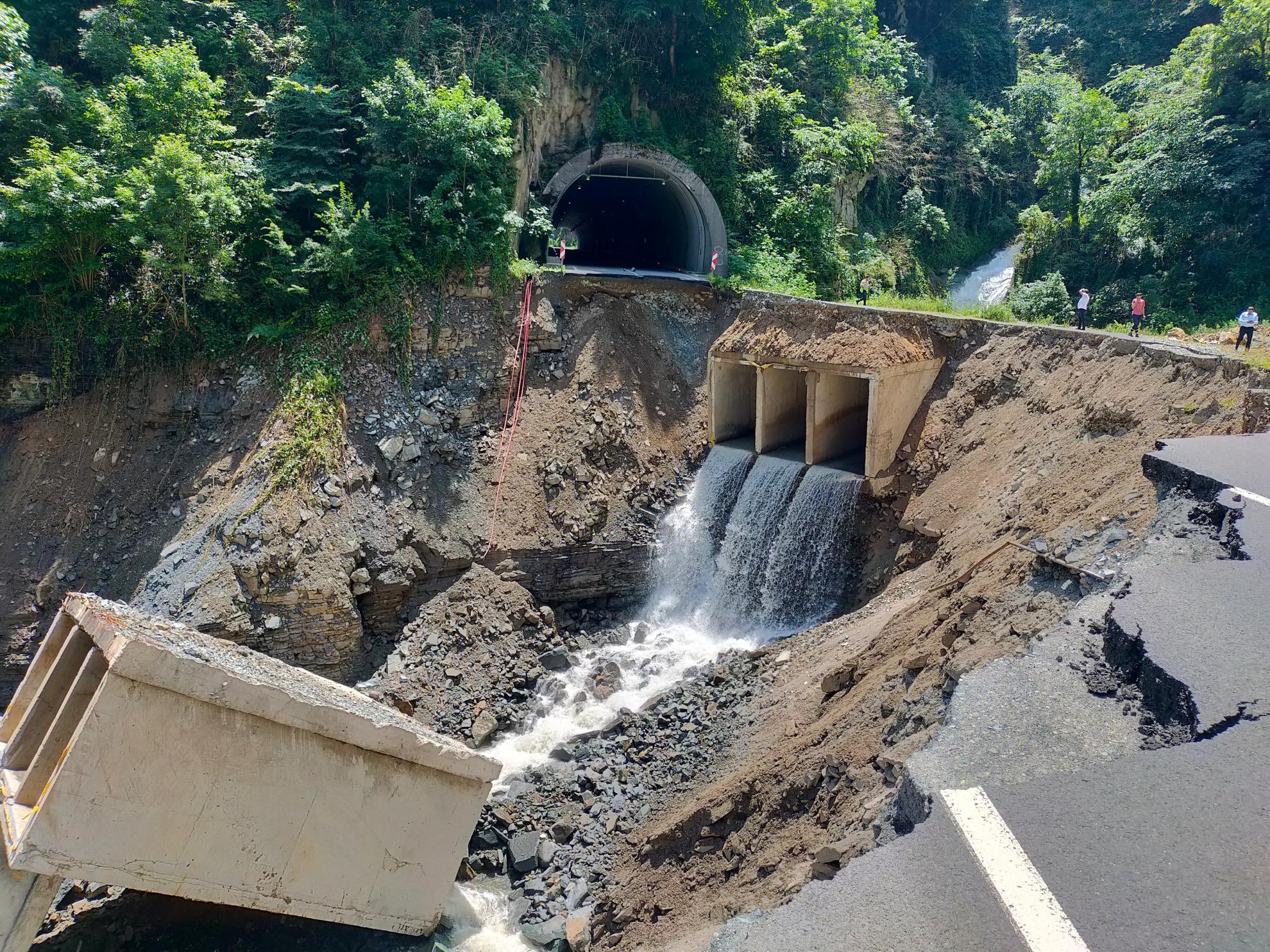 (SOUND)大雨で倒壊した道路で記念撮影