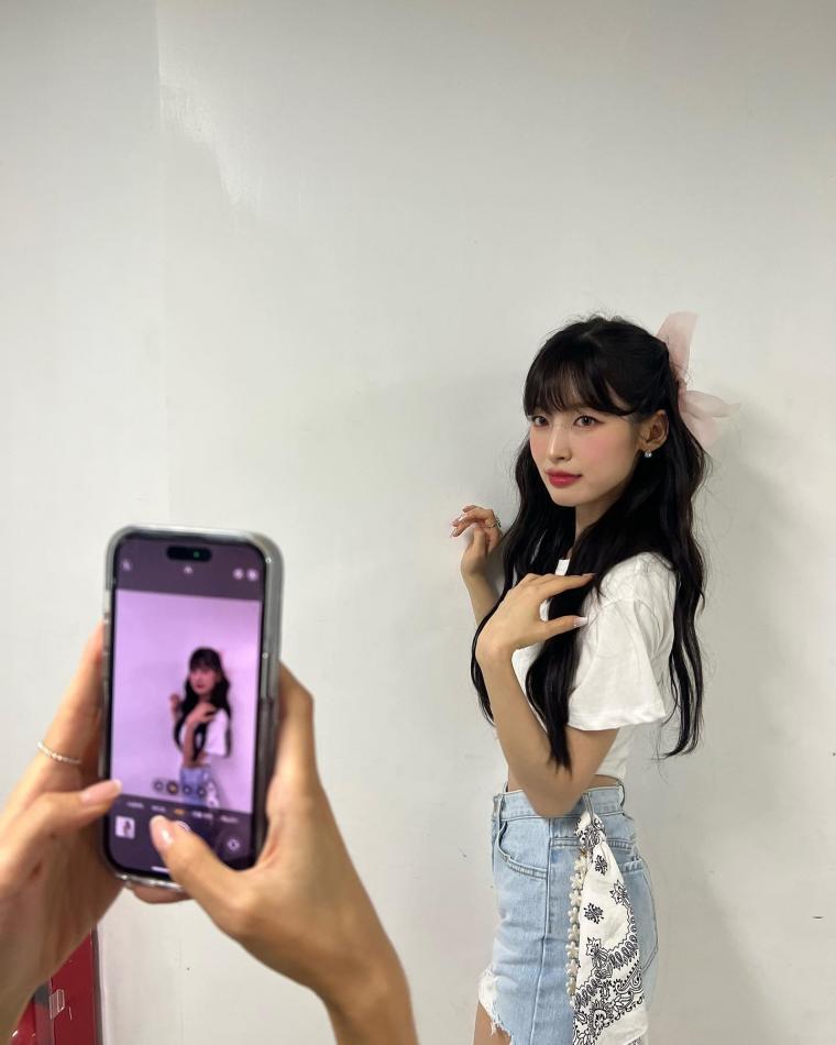 OH MY GIRL デニムサスペンダー 子供の舌 ひょっこり アリンデニムホットパンツ 太もも