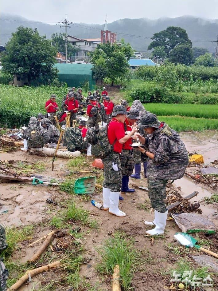 水害支援に出た海兵隊将兵たちの食事シーン jpg